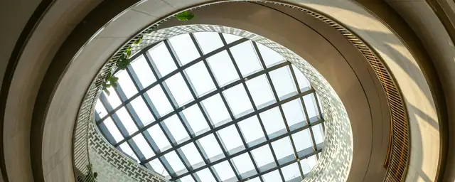 Cam kubbeli aydınlık bir yapının tavanı